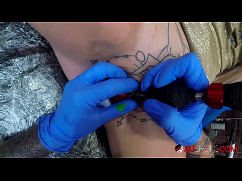 ❤️ Ekstreem tattooed hottie Sully Savage krige in tattoo op har klitoris ❤ Harde porno by porno fy.basseyn-vsem.ru ❌